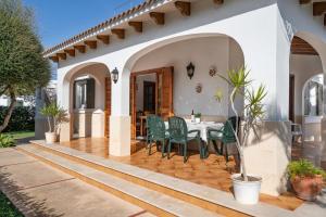 a patio with a table and chairs in a house at Torres Sureda in Cala Blanca