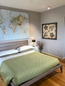 1 dormitorio con 1 cama con mapa en la pared en GIULIVETO Bed and Breakfast, en Foligno