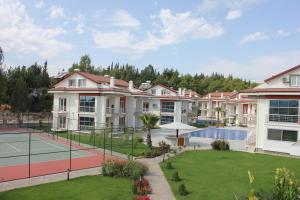 Tenis a/nebo squash v ubytování Körfez Garden Apartments nebo okolí