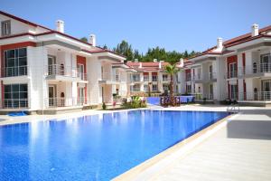 Bazén v ubytování Körfez Garden Apartments nebo v jeho okolí