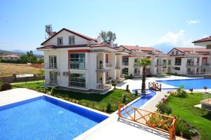 Bazén v ubytování Körfez Garden Apartments nebo v jeho okolí