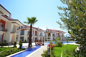 Bazén v ubytování Körfez Garden Apartments nebo v jeho okolí
