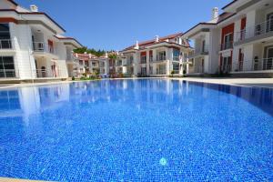 Bazén v ubytování Körfez Garden Apartments nebo v jeho okolí