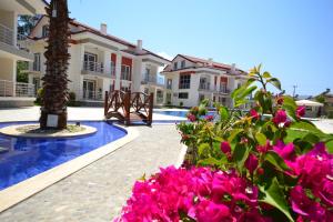 Bazén v ubytování Körfez Garden Apartments nebo v jeho okolí