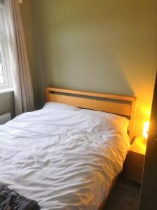 Een bed of bedden in een kamer bij Number 49