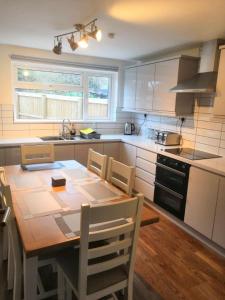 uma cozinha com uma mesa e cadeiras numa cozinha em Number 49 em Great Torrington