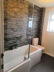 een badkamer met een toilet, een bad en een wastafel bij Number 49 in Great Torrington