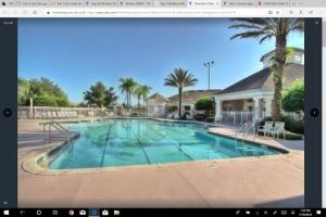 ein Bild eines Swimmingpools mit Palmen in der Unterkunft Veteran Owned 3bdr/3 bath Townhouse w/WiFi 3mi to Disney - Fall/Winter Specials in Kissimmee