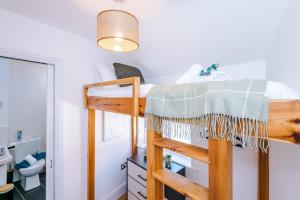 Litera en habitación con lavabo y aseo en Lovely 2-bed house in Chester by 53 Degrees Property, Ideal for Couples & Small Groups, Amazing Location - Sleeps 4 en Hough Green