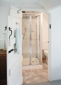 baño con ducha y puerta de cristal en Letterbox Cottage en Chipping Campden