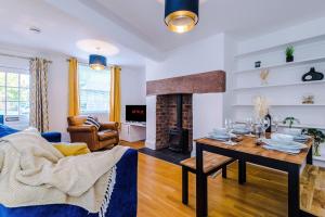 sala de estar con mesa y chimenea en Lovely 2-bed house in Chester by 53 Degrees Property, Ideal for Couples & Small Groups, Amazing Location - Sleeps 4 en Hough Green