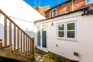 Casa blanca con puerta y escalera en Lovely 2-bed house in Chester by 53 Degrees Property, Ideal for Couples & Small Groups, Amazing Location - Sleeps 4 en Hough Green