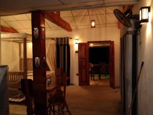 una sala de estar con puerta y una habitación con comedor en Lovers Green Villa en Matara