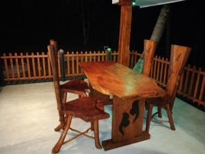 マータラにあるLovers Green Villaの木製テーブル、椅子2脚
