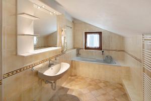 een badkamer met een wastafel en een bad bij Casa Li Roina n 44 in Livigno
