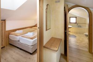 een kleine kamer met 2 bedden en een badkamer bij Casa Li Roina n 44 in Livigno