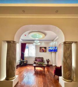- un salon avec un canapé et une table dans l'établissement Dakani Hotel Boutique NEW, à Quito