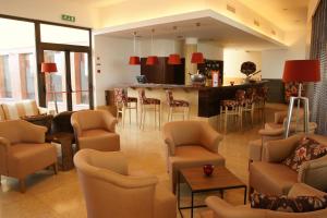 a lobby with chairs and a bar with a counter at Pousada Convento de Tavira in Tavira