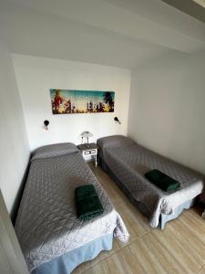 ベニドルムにあるestudio playa levanteのベッドルーム1室(ベッド2台付)が備わります。壁には絵画が飾られています。