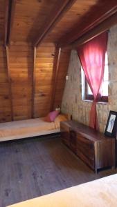 a room with two beds and a window at Casa Alpina espaciosa a 2 cuadras del centro de Villa Gesell y a 5 de la playa in Villa Gesell