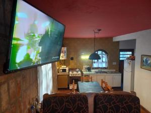 TV at/o entertainment center sa Casa Alpina espaciosa a 2 cuadras del centro de Villa Gesell y a 5 de la playa