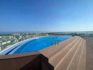 una gran piscina en la azotea de un edificio en McKenzie 2 bedrooms Seaview Residence, en Lárnaca