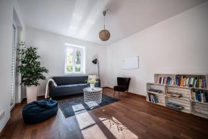 sala de estar con sofá y estante para libros en Ferienhaus - Das Goldgassl en Appiano sulla Strada del Vino
