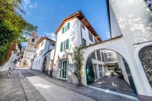 uma rua numa cidade com edifícios brancos em Ferienhaus - Das Goldgassl em Appiano sulla Strada del Vino