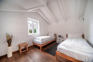 a bedroom with two beds and a window at Ferienhaus - Das Goldgassl in Appiano sulla Strada del Vino