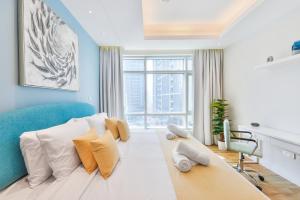 Habitación con cama, escritorio y ventana. en Lofts · Downtown Luxury · 5 Min Walk To Dubai Fountain!, en Dubái