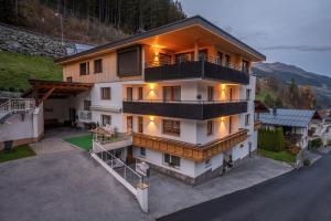 eine Luftansicht eines Hauses mit Balkon in der Unterkunft Apart Harmonie in Kappl