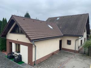 dom z brązowym dachem w obiekcie Apartmány City 2 w Ostravie