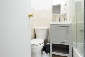 Vonios kambarys apgyvendinimo įstaigoje Прекрасен апартамент