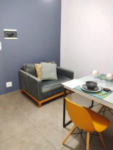 a living room with a couch and a table at Apartamento aconchegante no Sudoeste in Brasilia