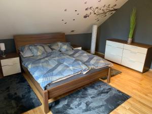 1 dormitorio con 1 cama en una habitación en Apartmány City 2, en Ostrava