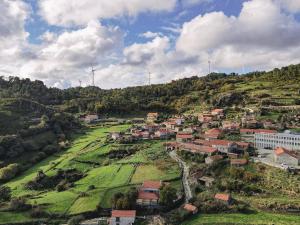 Vue aérienne d'un petit village sur une colline dans l'établissement O Refúgio da Serra do Caramulo, à Caramulo