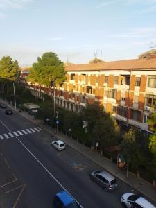 eine Stadtstraße mit Autos, die vor den Gebäuden geparkt sind in der Unterkunft Casa di Andy in Cagliari