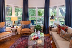 ユーレカ・スプリングスにあるArsenic and Old Lace Bed & Breakfast Innのソファとテーブルのあるリビングルーム