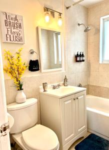 A bathroom at Enchanting cozy Apartment 10 min away from airport, Calle 8, Brickell, Coral Gables, the beach and more!