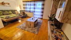 een woonkamer met een bank en een salontafel bij A&Z Apartment Siegl in Bad Aussee