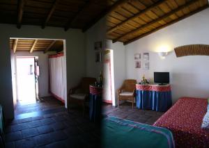 1 dormitorio con 1 cama y 1 mesa en una habitación en Monte do Vale, en Vila Boim