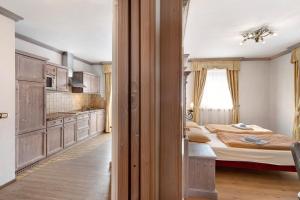 sypialnia z 2 łóżkami i kuchnią w obiekcie Casa Li Roina n 47 w Livigno