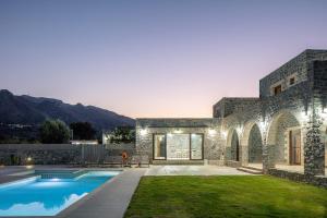 Casa de piedra con piscina y patio en Ampelonas Villas, nature-inspired retreats!, en Koxaré
