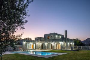 KoxaréにあるAmpelonas Villas, nature-inspired retreats!の石造りの家の外観