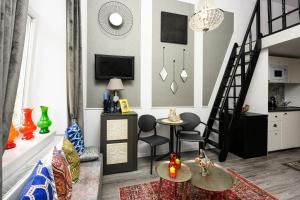 salon ze schodami i telewizorem w obiekcie Native Apartments Studencka 25 w Krakowie