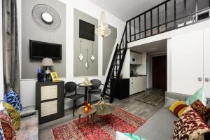 Telewizja i/lub zestaw kina domowego w obiekcie Native Apartments Studencka 25