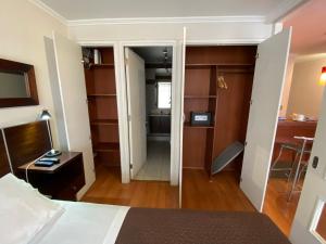 una camera d'albergo con letto e bagno di Brizen Apartments - Manuel Montt a Santiago