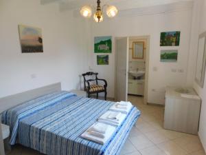 una camera da letto con un letto con una coperta blu e un lavandino di Haus am See a Porto Valtravaglia
