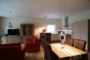 cocina y sala de estar con mesa y sillas en Feriendomizil Steffen, en Sankt Wendel