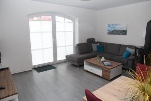 sala de estar con sofá y mesa de centro en Wellenbrecher en Greetsiel